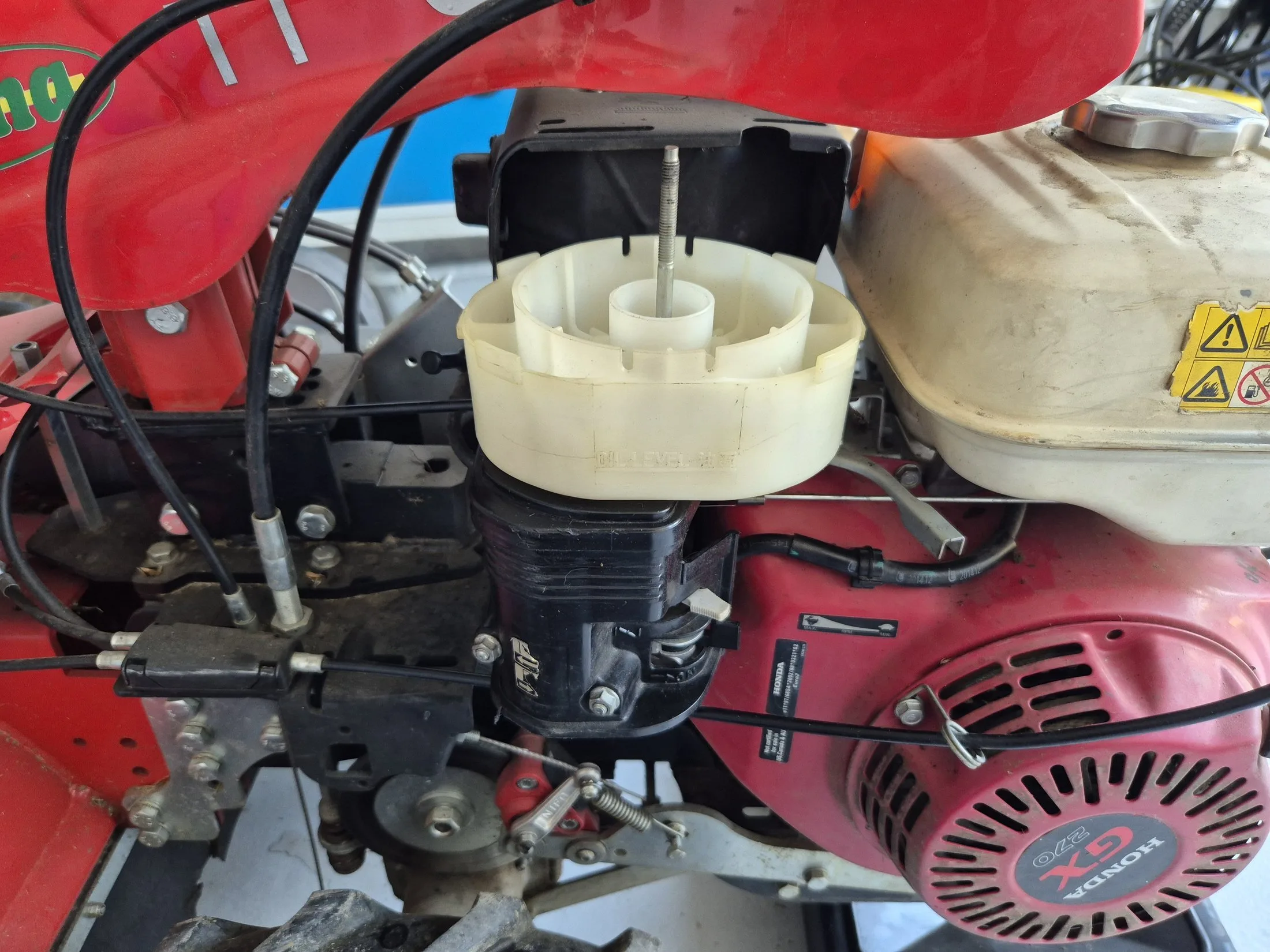 Moteur Honda GX270 du broyeur Stema TT 686 révisé à Savièse — carburateur nettoyé et boîtier de filtre à air remis en service par MécaVal
