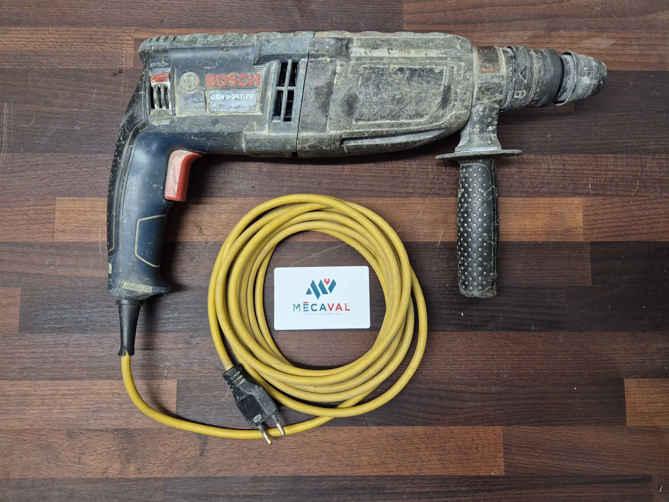 Marteau perforateur Bosch GBH 2-28 DFV déposé à l'atelier de réparation MécaVal à Savièse, Valais