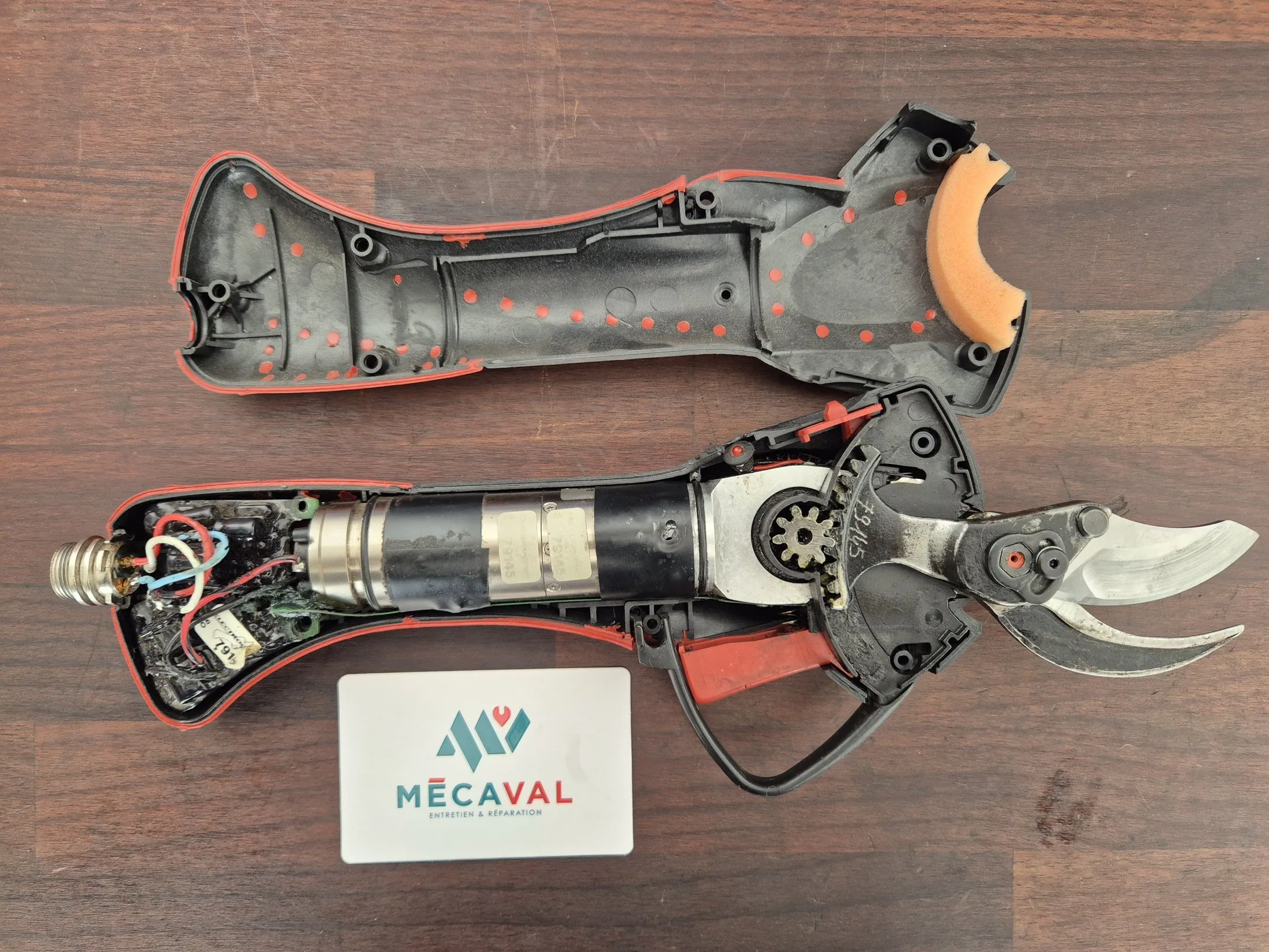 Sécateur électrique Infaco F3005 réparé à Savièse — câblage, coques, lame et axes remplacés par MécaVal