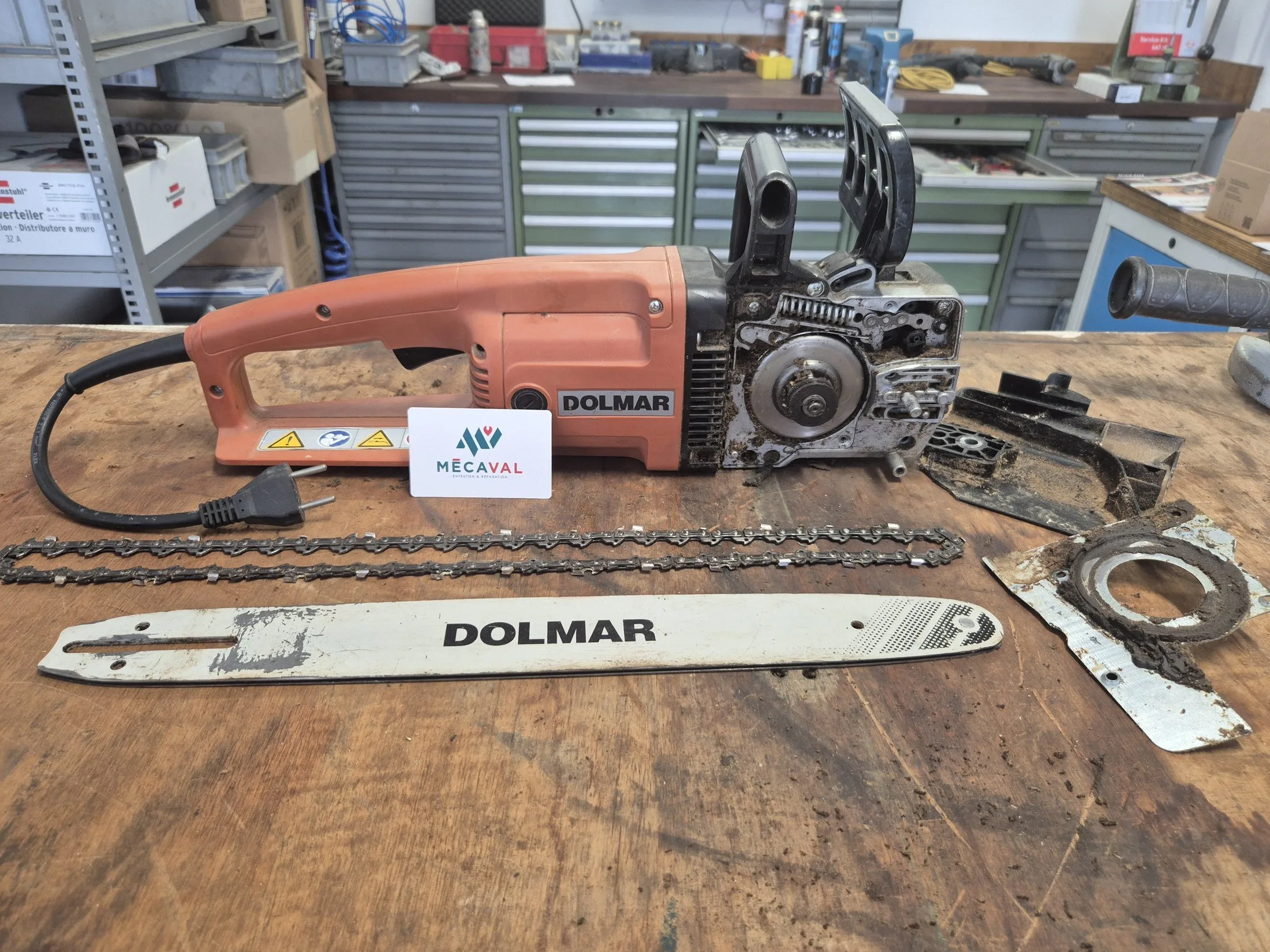 Tronçonneuse électrique Dolmar démontée pour réparation à l'atelier MécaVal Savièse