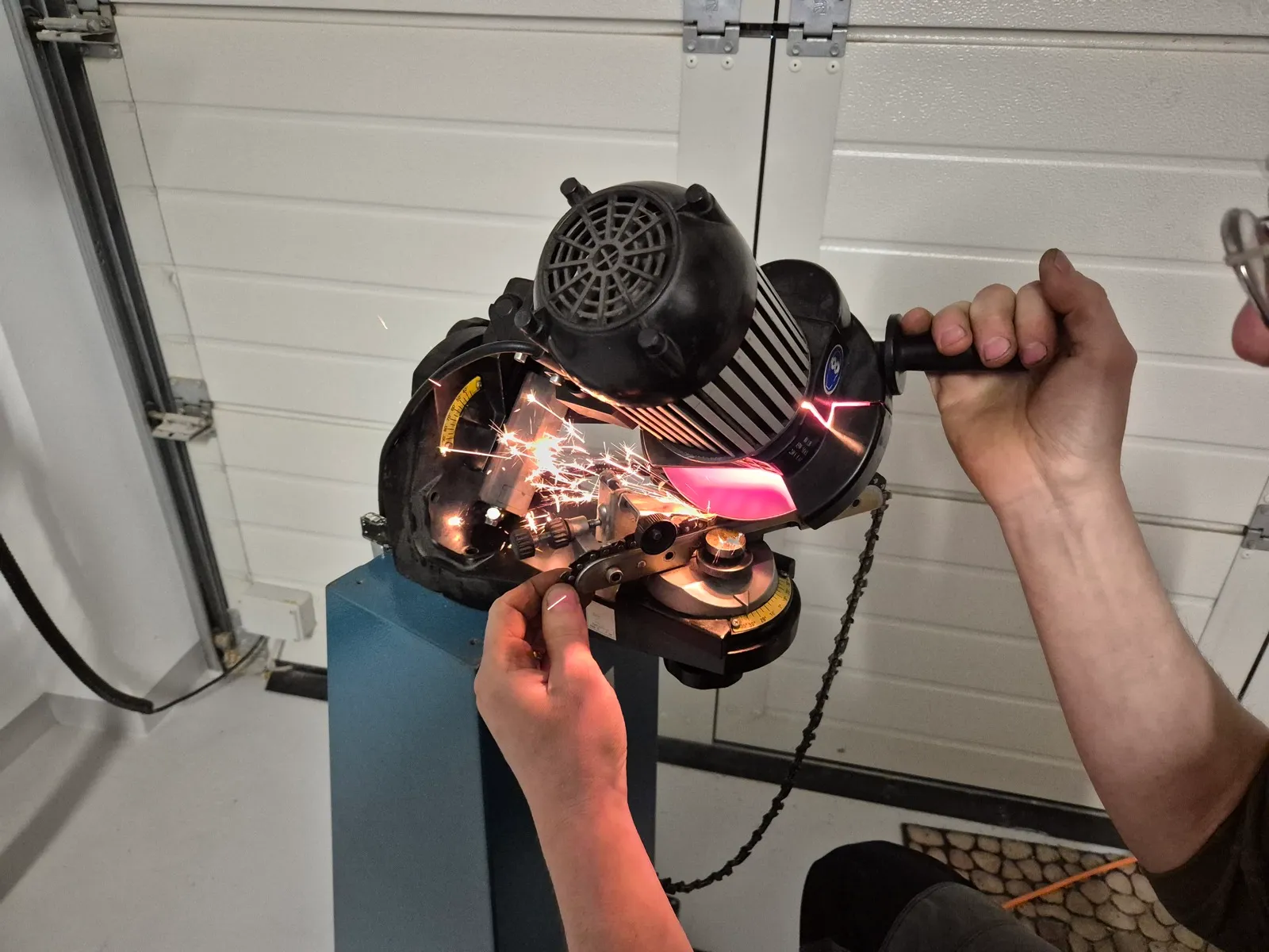 Affûtage de chaîne avec étincelles dans l'atelier MécaVal