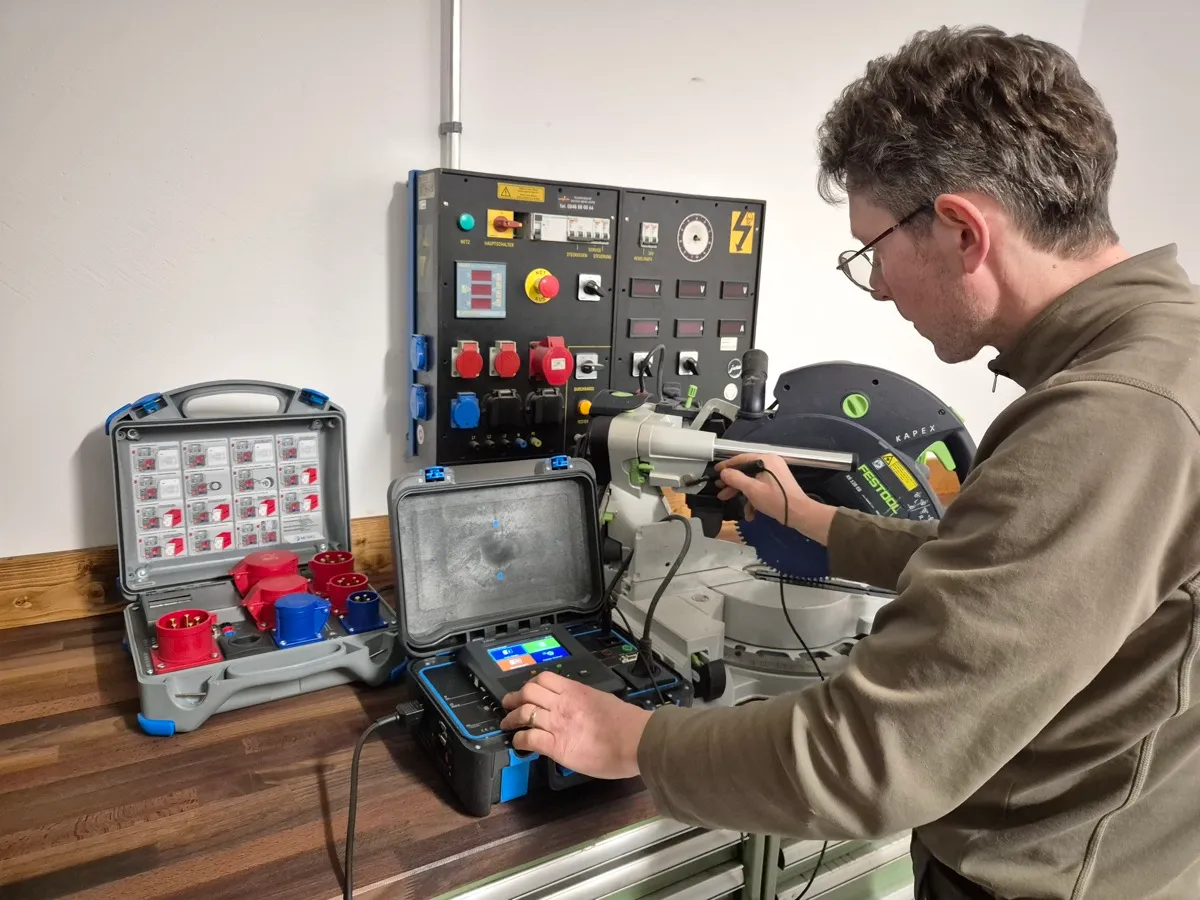 Sylvain effectuant un test de certification SNG avec l'appareil Metrel OmegaEE