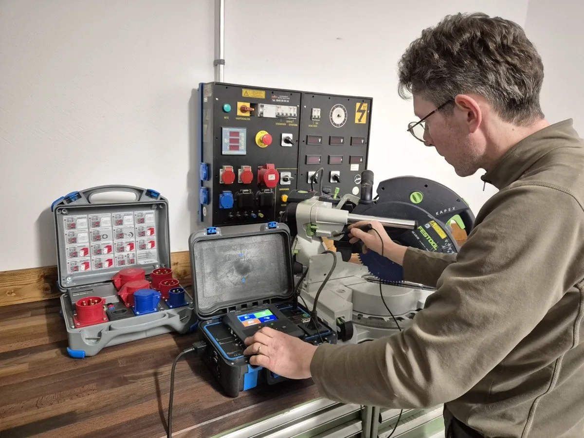 Sylvain Demiri effectuant un test de certification électrique dans l'atelier MécaVal à Savièse