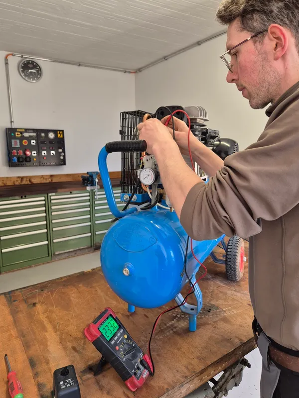 Réparation d'un compresseur électrique dans l'atelier MécaVal