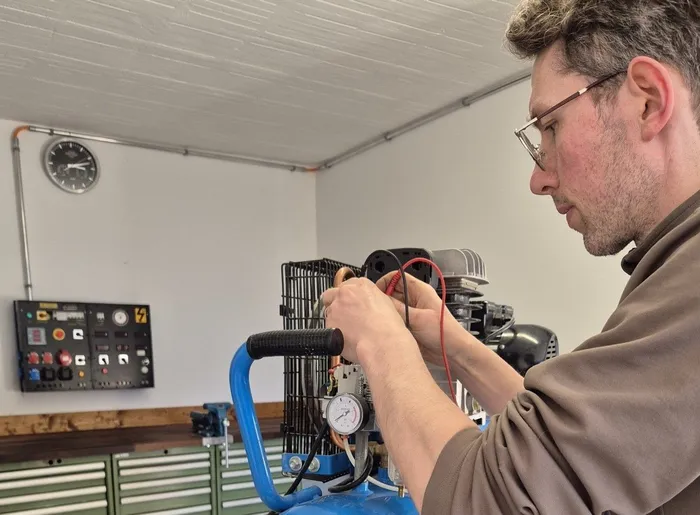 Réparation d'un compresseur électrique dans l'atelier MécaVal
