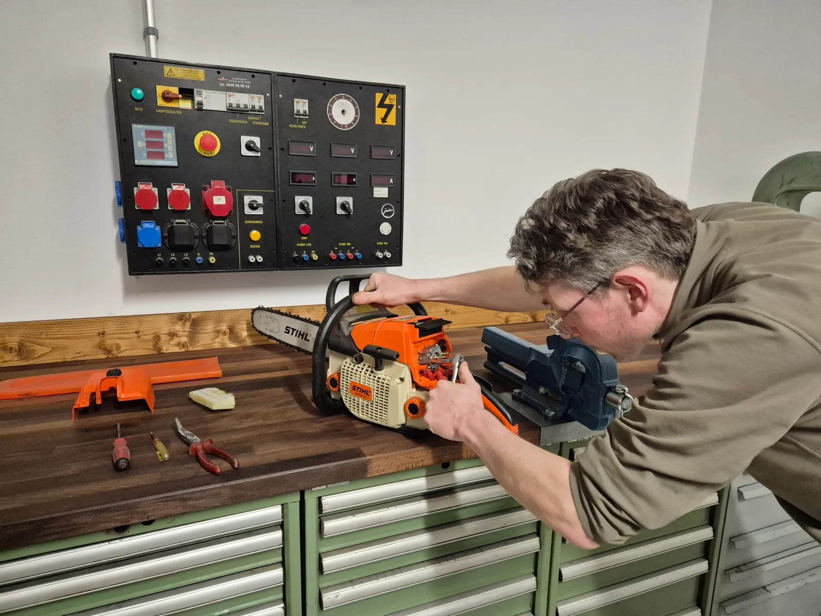 Sylvain Demiri réparant une tronçonneuse STIHL dans l'atelier MécaVal à Savièse