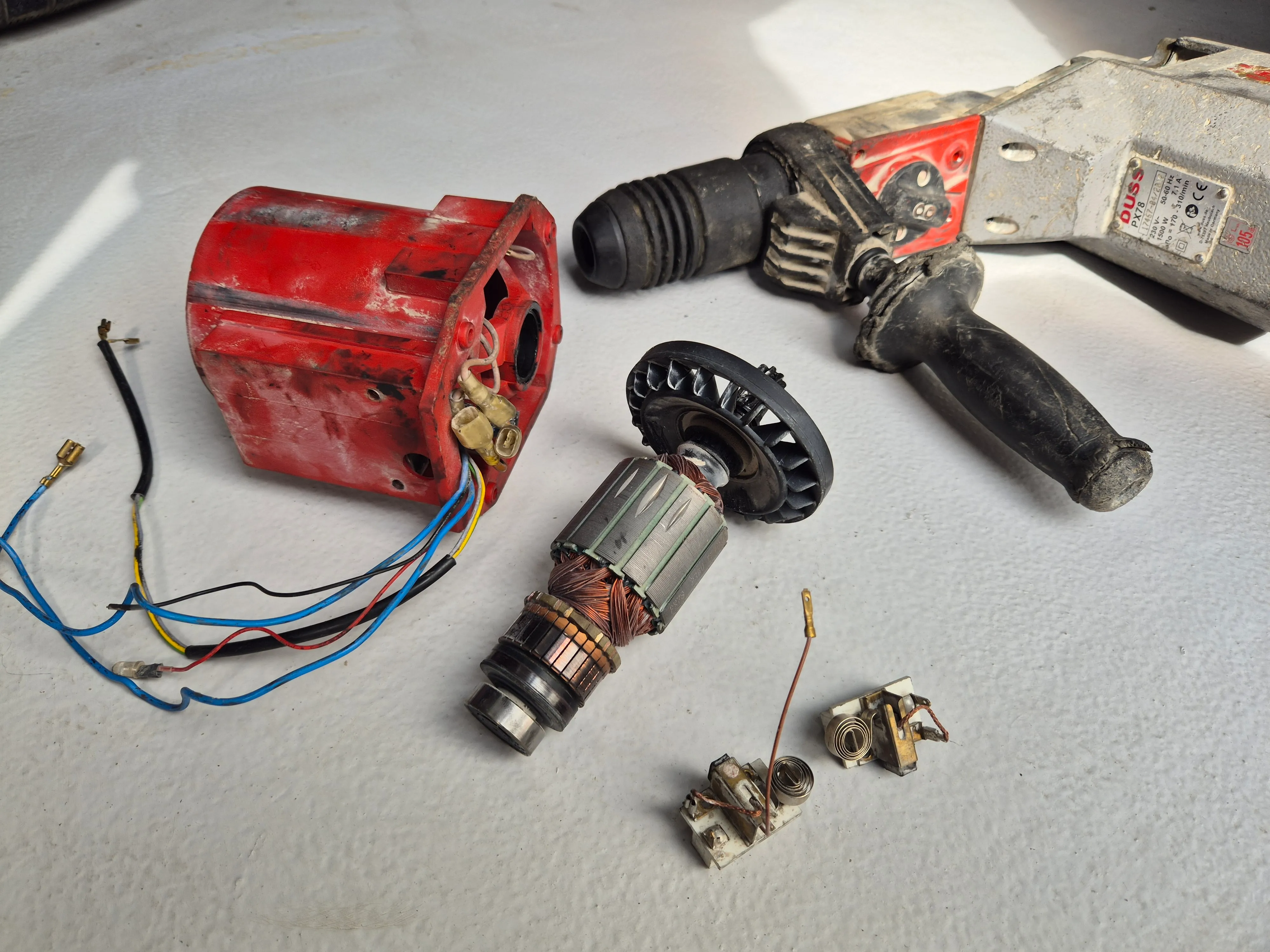 Perceuse électrique démontée — diagnostic et réparation de machines électriques à Savièse