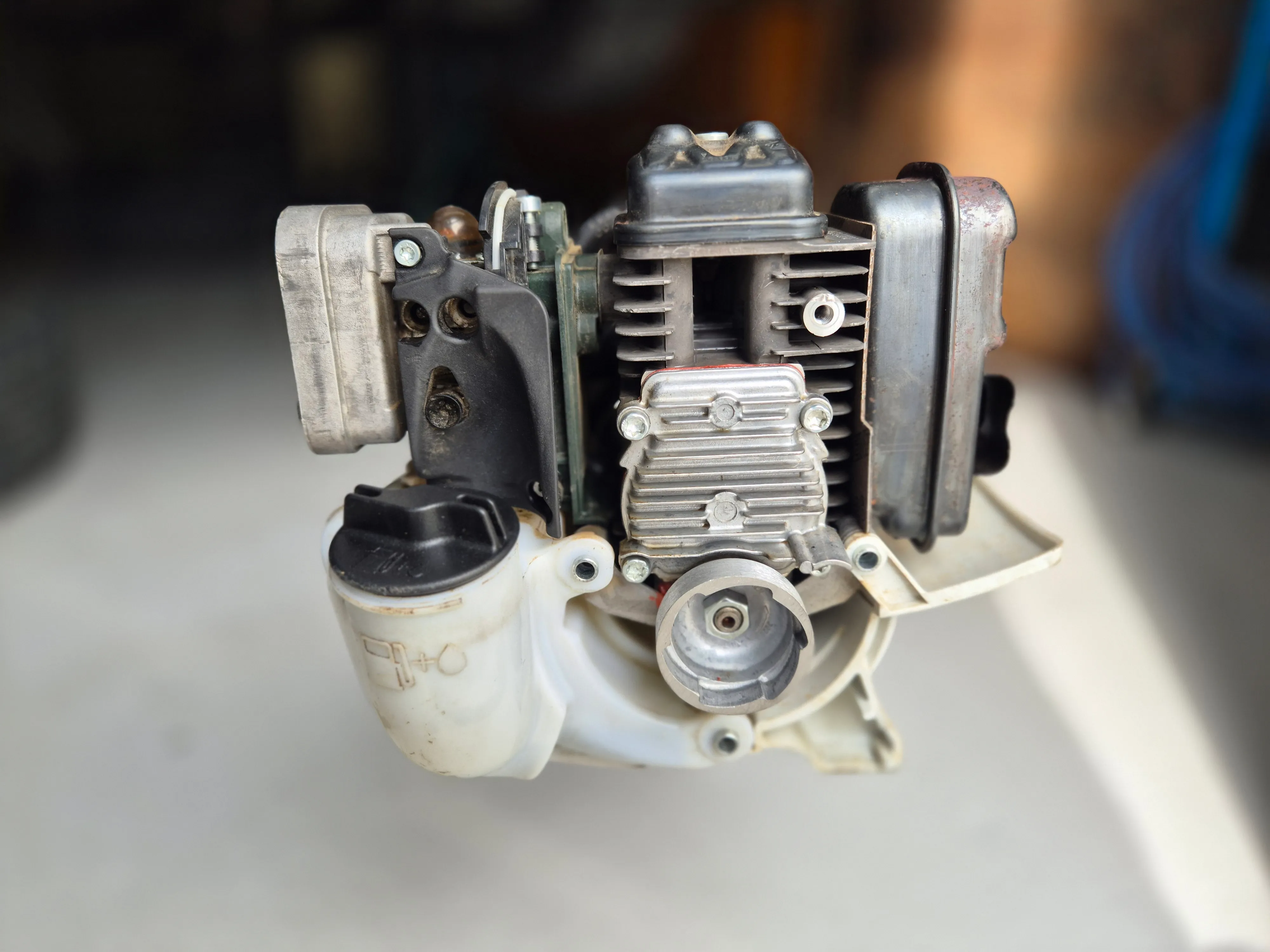 Moteur thermique 2 temps démonté — entretien et réparation machines thermiques en Valais