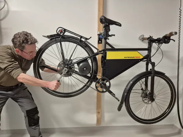 Réparation d'un vélo électrique SpeedPed dans l'atelier MécaVal