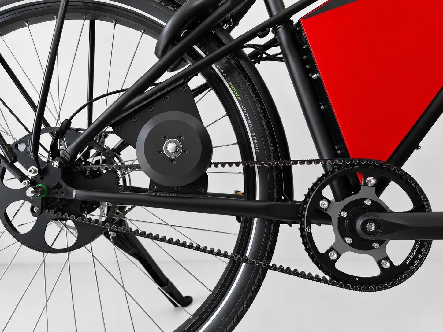 Transmission du vélo électrique SpeedPed — courroie carbone Gates et moteur central, gros plan
